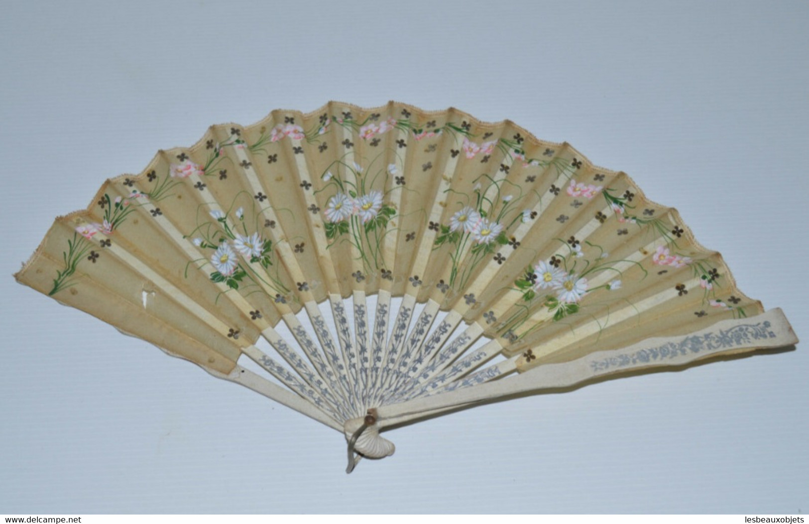 EVENTAIL ANCIEN PAPIER De SOIE PEINT MAIN PANACHE BOIS Guirlande Roses Vitrine Collection Vêtements Anciens - Fans