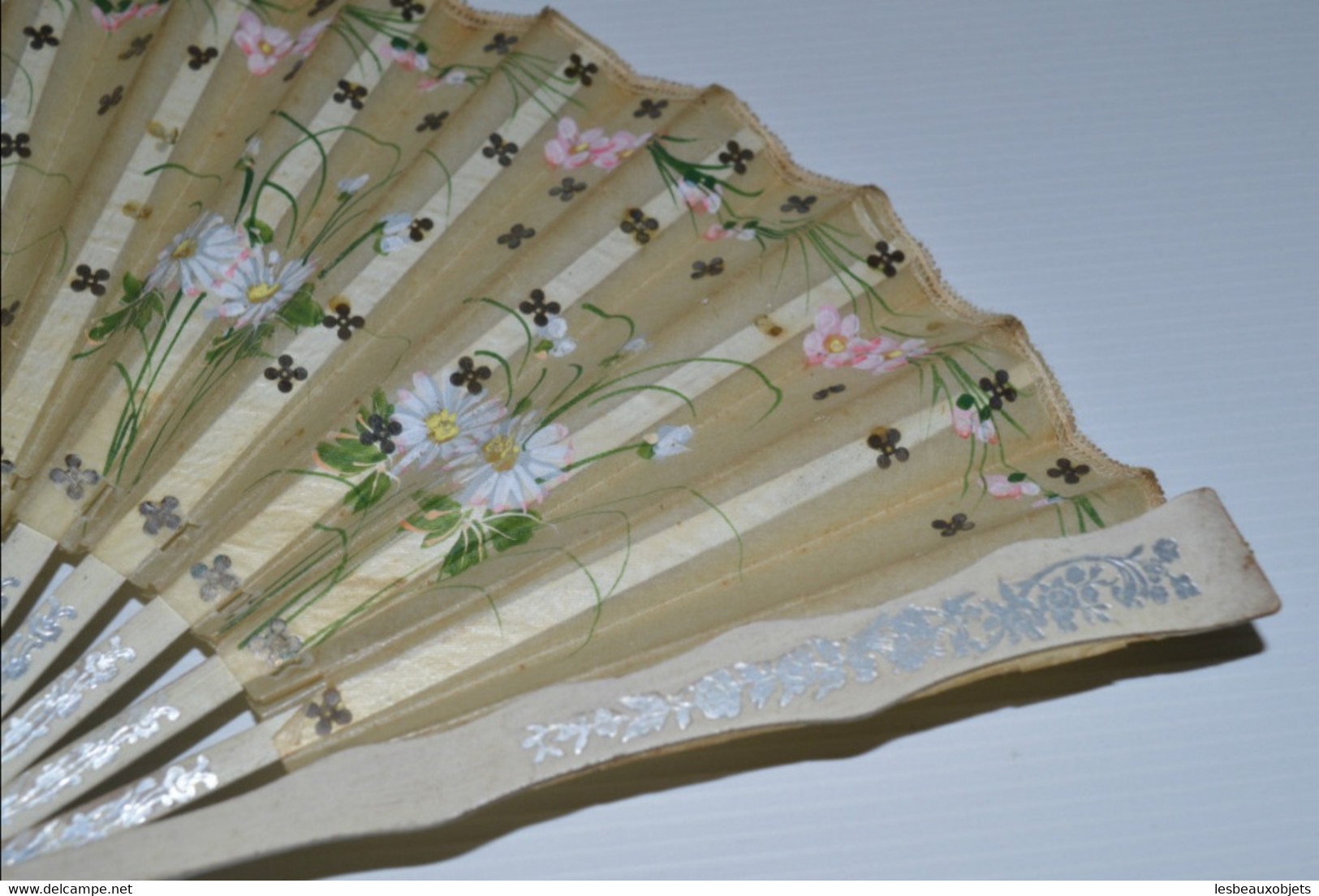 EVENTAIL ANCIEN PAPIER De SOIE PEINT MAIN PANACHE BOIS Guirlande Roses Vitrine Collection Vêtements Anciens - Fans