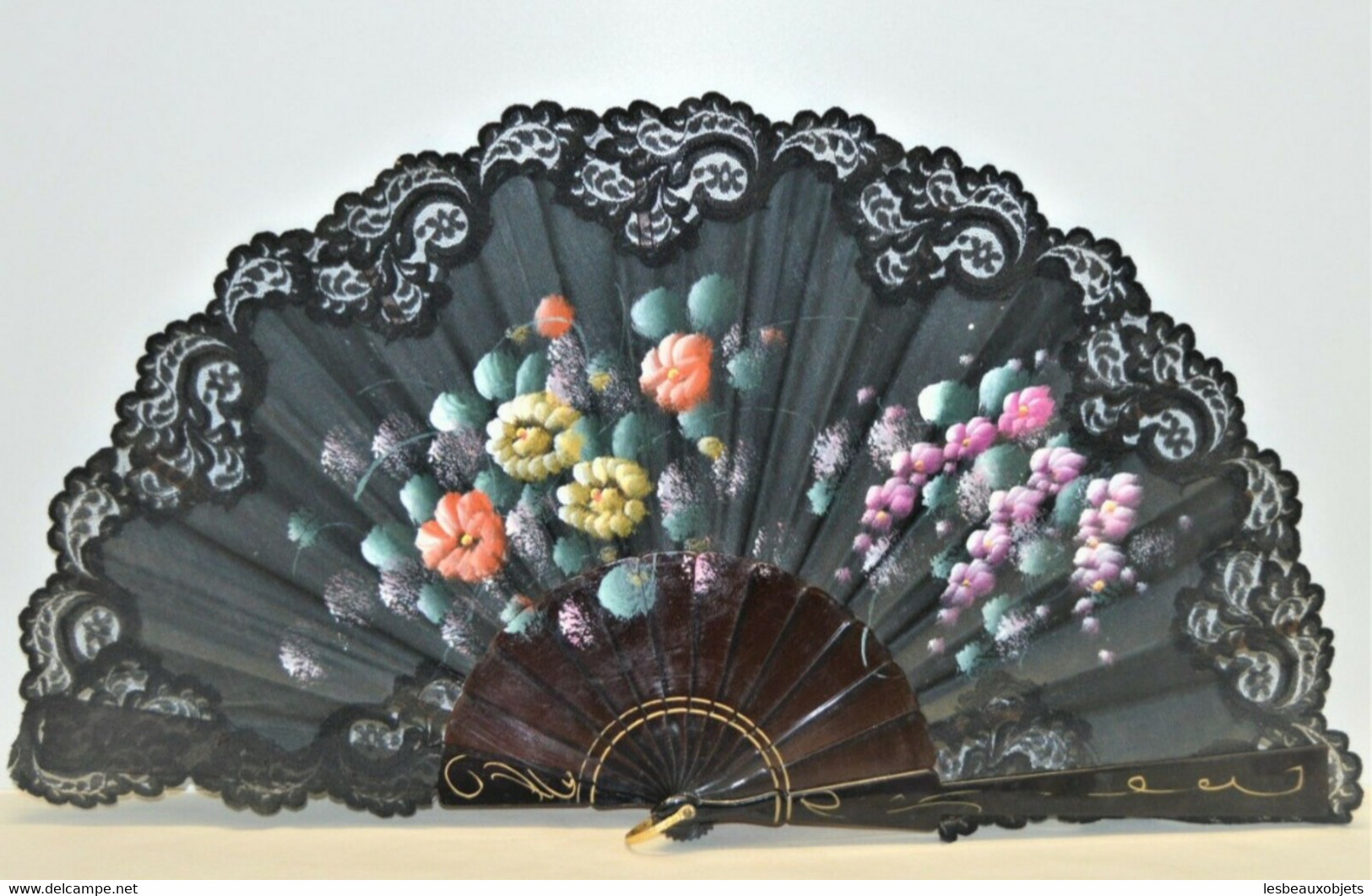 GRAND EVENTAIL TISSU NOIR PEINT FLEURS COLOREES DENTELLE MONTURE PLASTIQUE XXe Vitrine Collection Vêtements Anciens - Fans