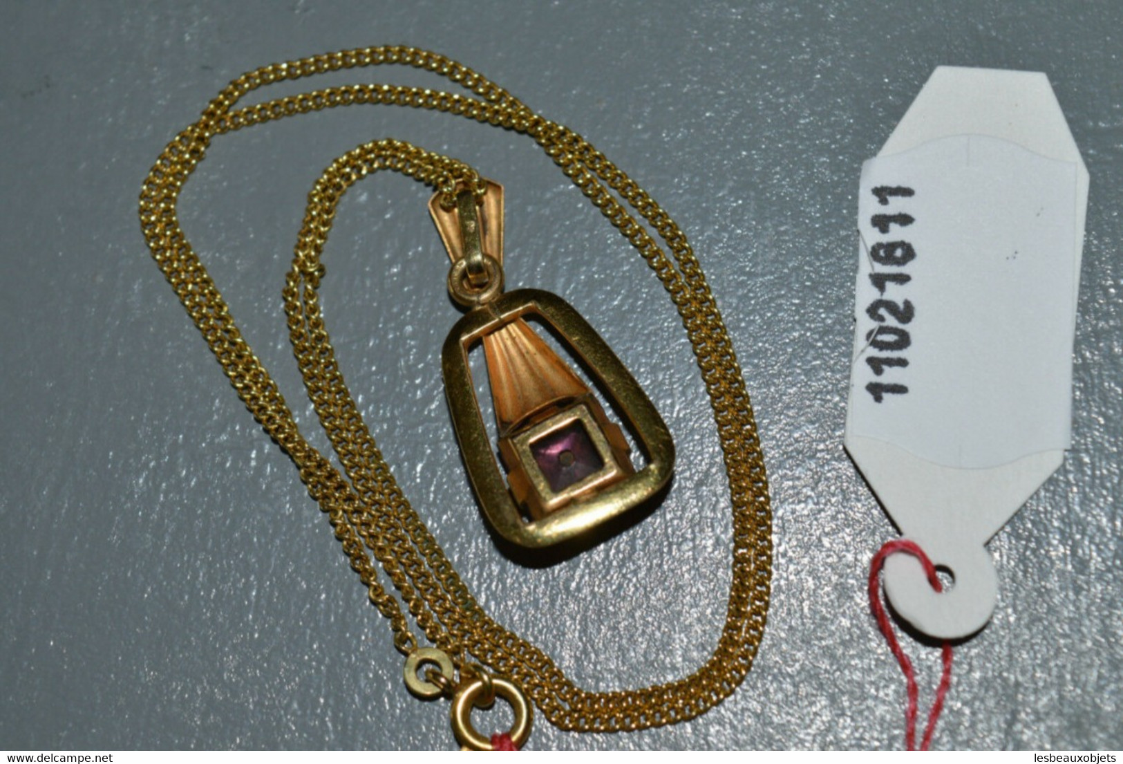 JOLI COLLIER PENDENTIF CHAINE plaqué OR VIERGE émaillé émail sur Pierre Mauve