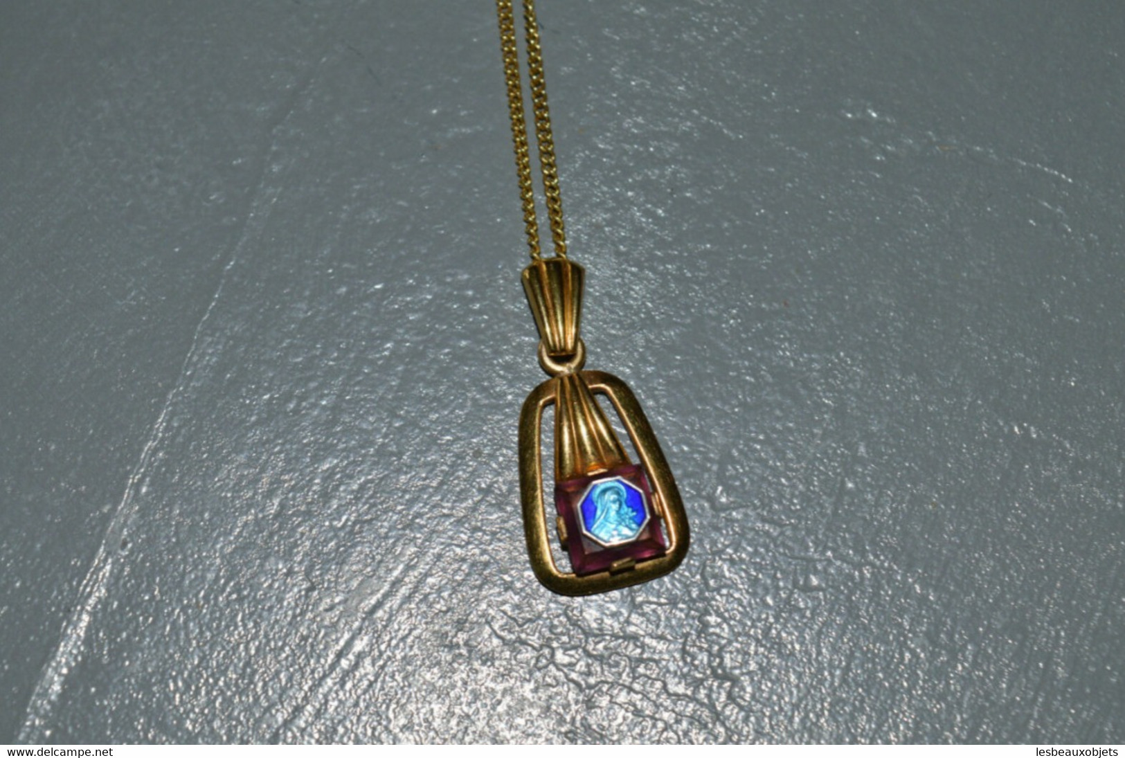 JOLI COLLIER PENDENTIF CHAINE plaqué OR VIERGE émaillé émail sur Pierre Mauve