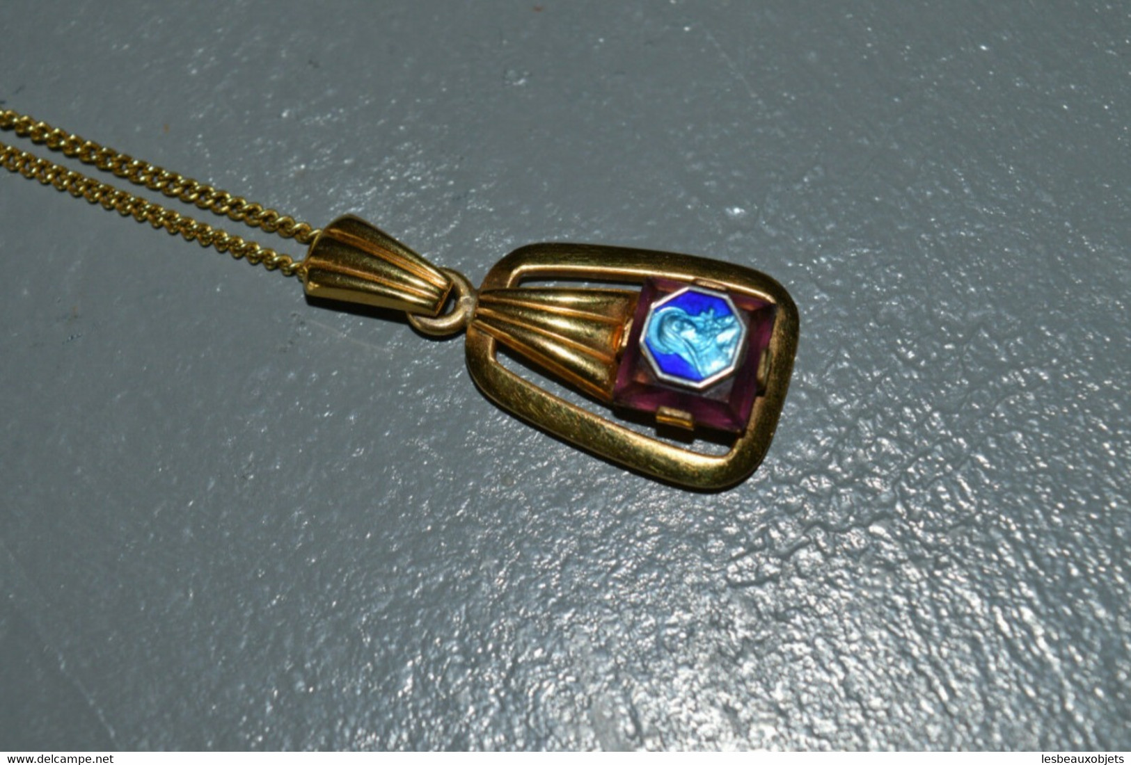 JOLI COLLIER PENDENTIF CHAINE plaqué OR VIERGE émaillé émail sur Pierre Mauve