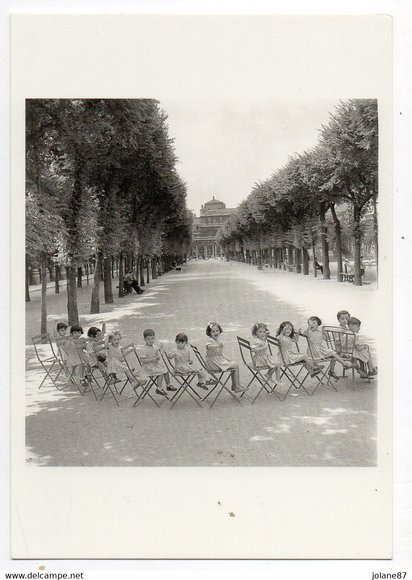 CPM  ROBERT DOISNEAU  -      LES CHAISES DU PALAIS ROYAL EN 1950   -   ALIGNEE D ENFANTS - Doisneau