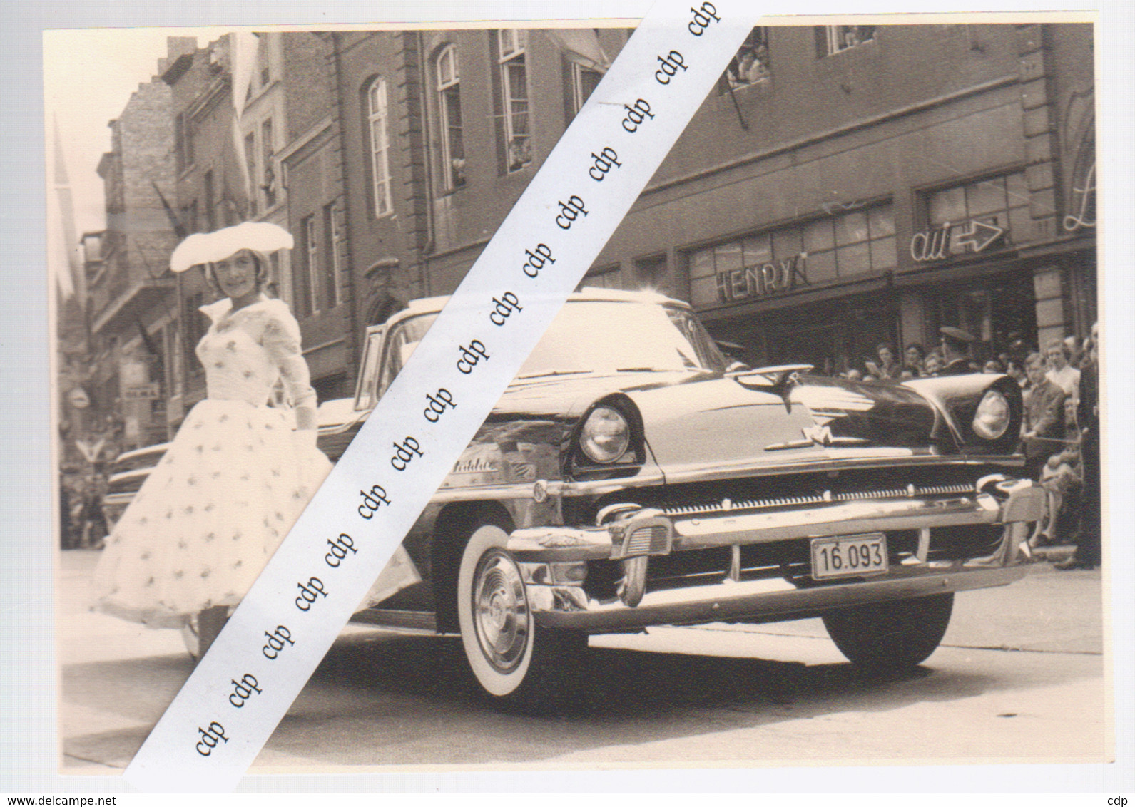 NAMUR   Wallonie 1956  Concours D'élégance Automobile  Américaine Décapotable Rue De Fer - Cars