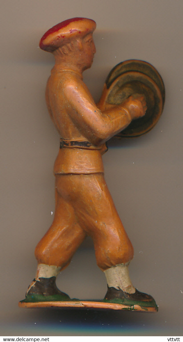 Figurine STARLUX : Soldat Défilant Et Jouant De La Cimballe, Cymballe, Musicien, Fanfare (2 Scans) - Starlux