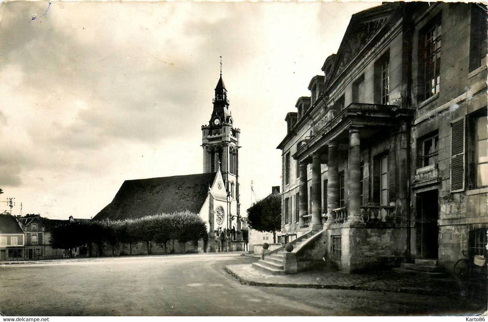 Viarmes * L'église Et La Mairie Du Village * Place - Viarmes