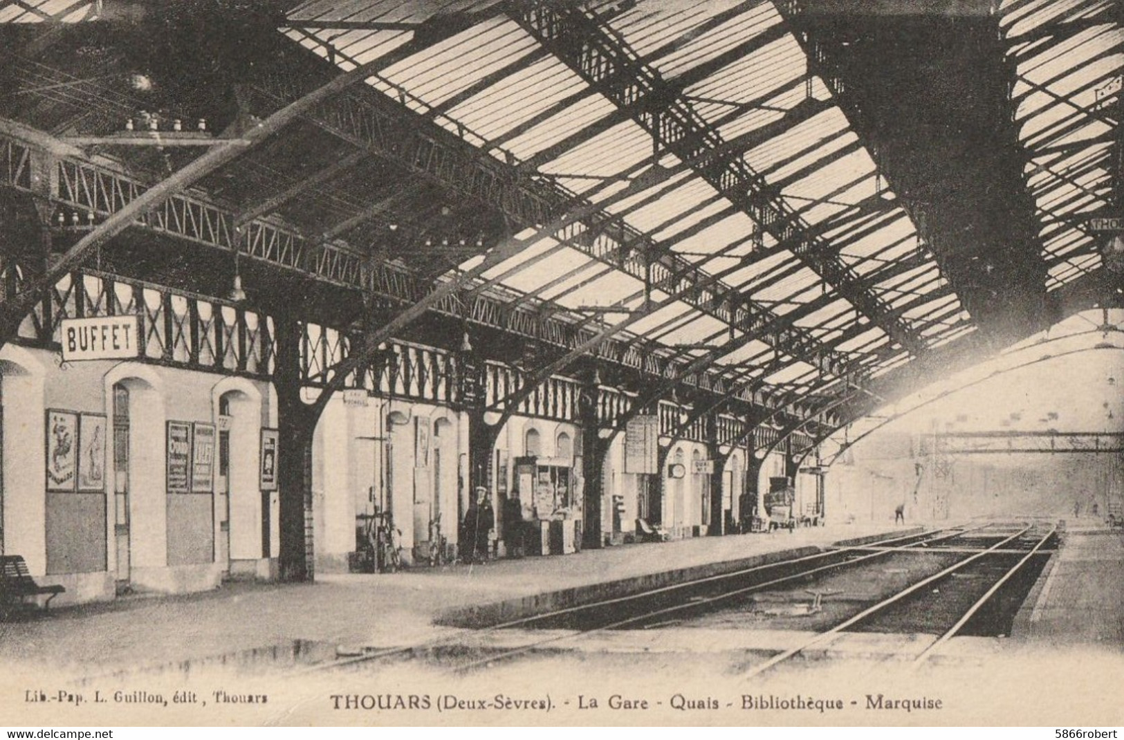 CARTE POSTALE ORIGINALE ANCIENNE : THOUARS LA GARE INTERIEURE MARQUISE QUAIS BUFFET ANIMEE DEUX SEVRES (79) - Gares - Sans Trains