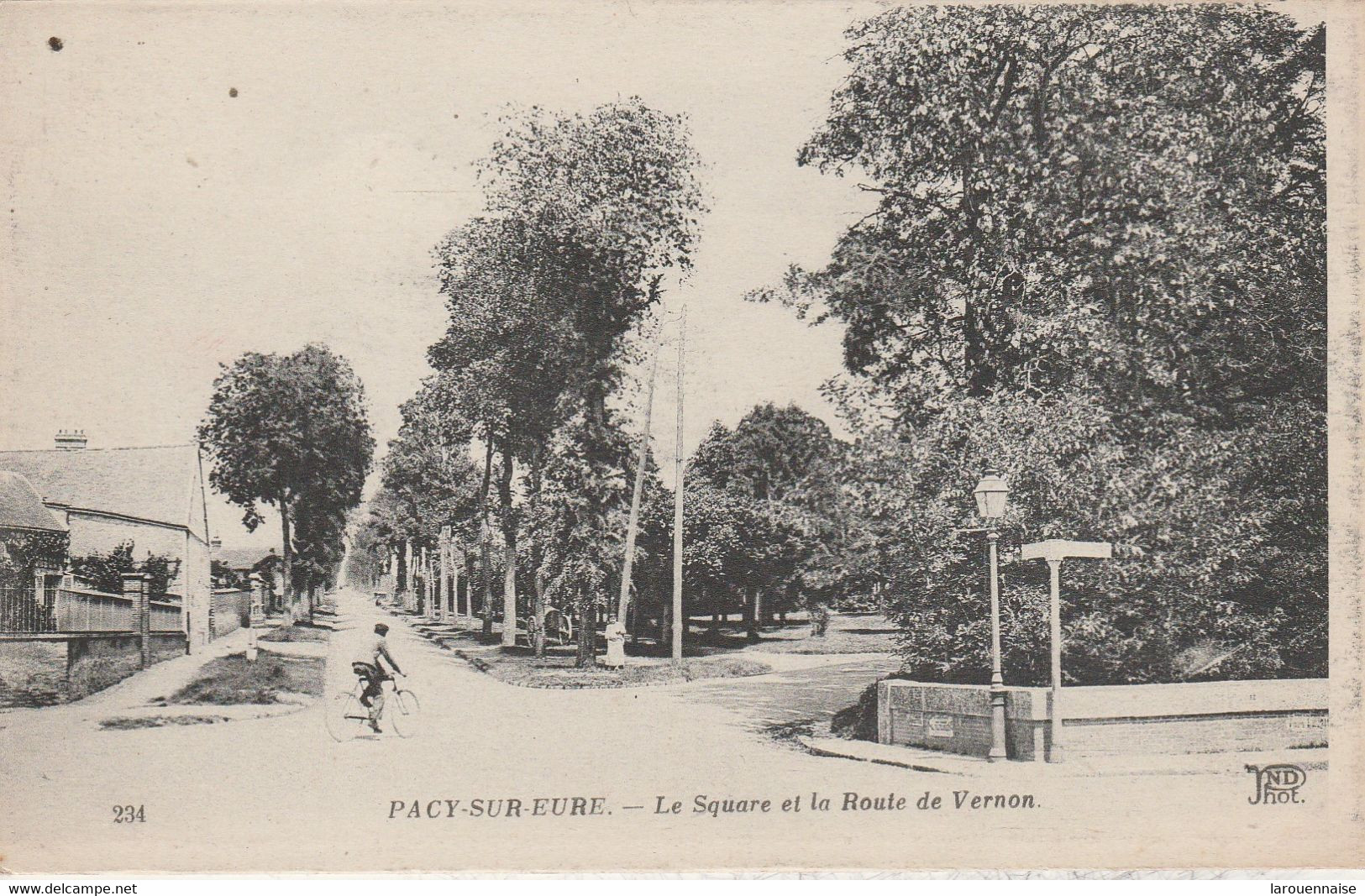 27 - PACY SUR EURE - Le Square Et La Route De Vernon - Pacy-sur-Eure