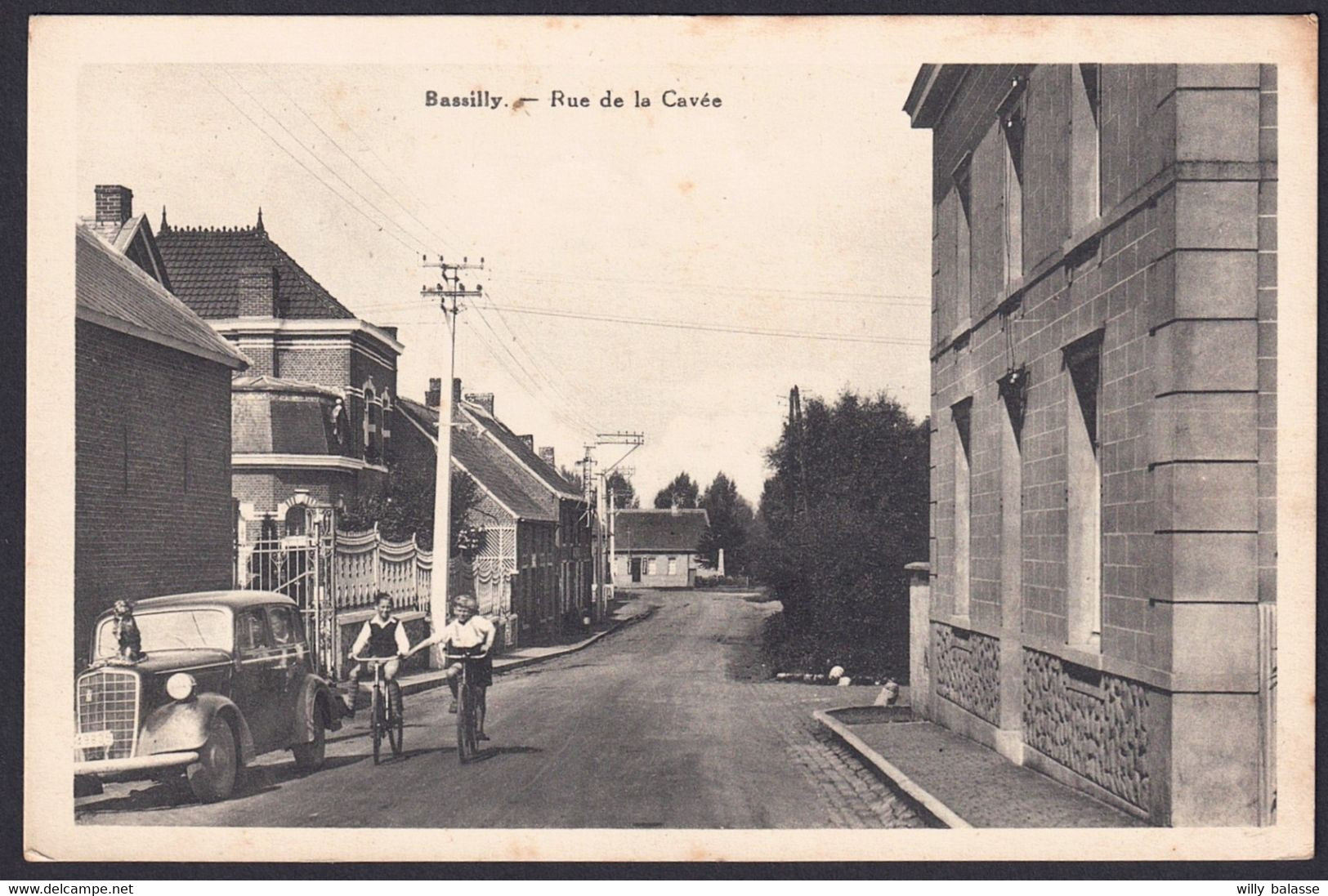 +++ CPA - BASSILY - Silly - Rue De La Cavée - Auto - Vélos  // - Silly