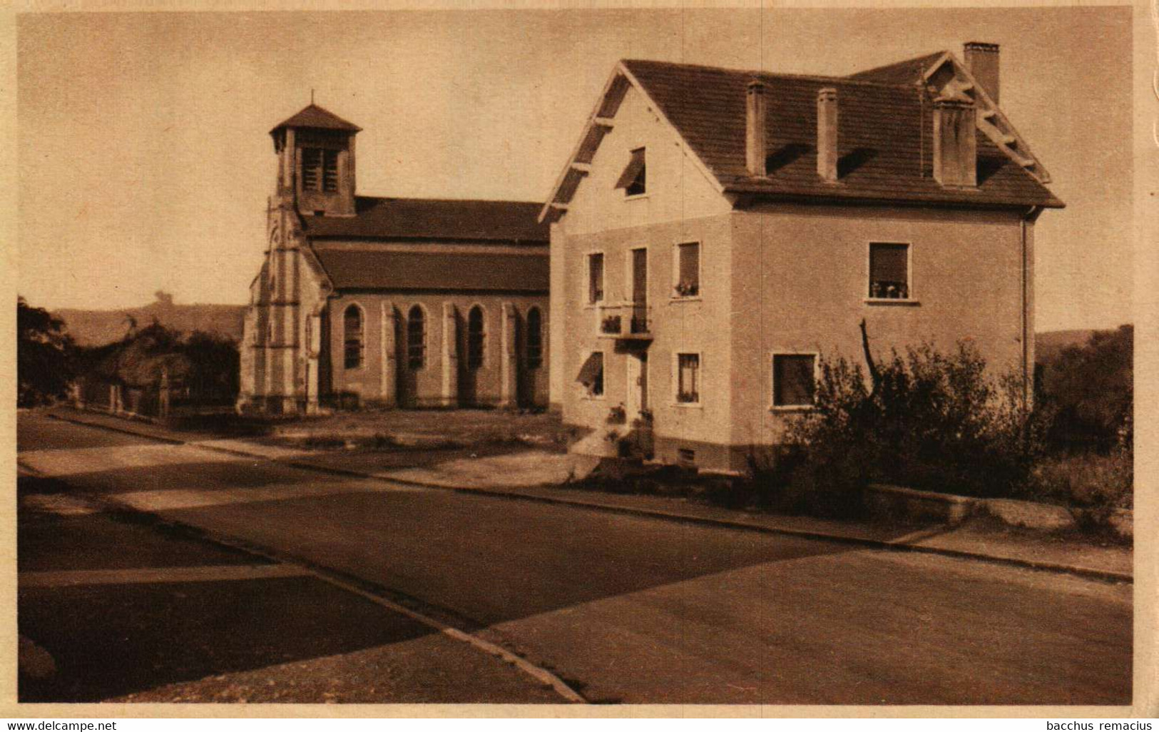 GROSTENQUIN  L'Église Et Le Presbytère - Sarralbe