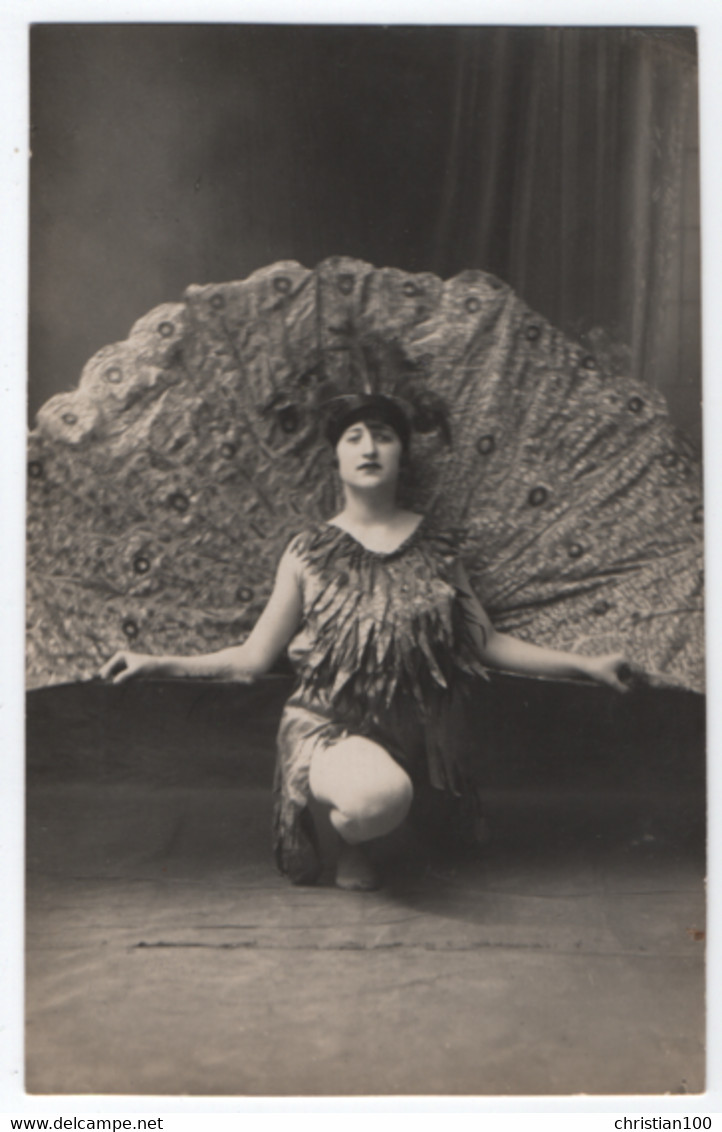 CARTE PHOTO : ARTISTE DE THEATRE - FEMME & QUEUE DE PAON - COMEDIENNE - EVENTAIL GEANT IMITANT LES PLUMES DE PAON -zR/Vz - Artiesten