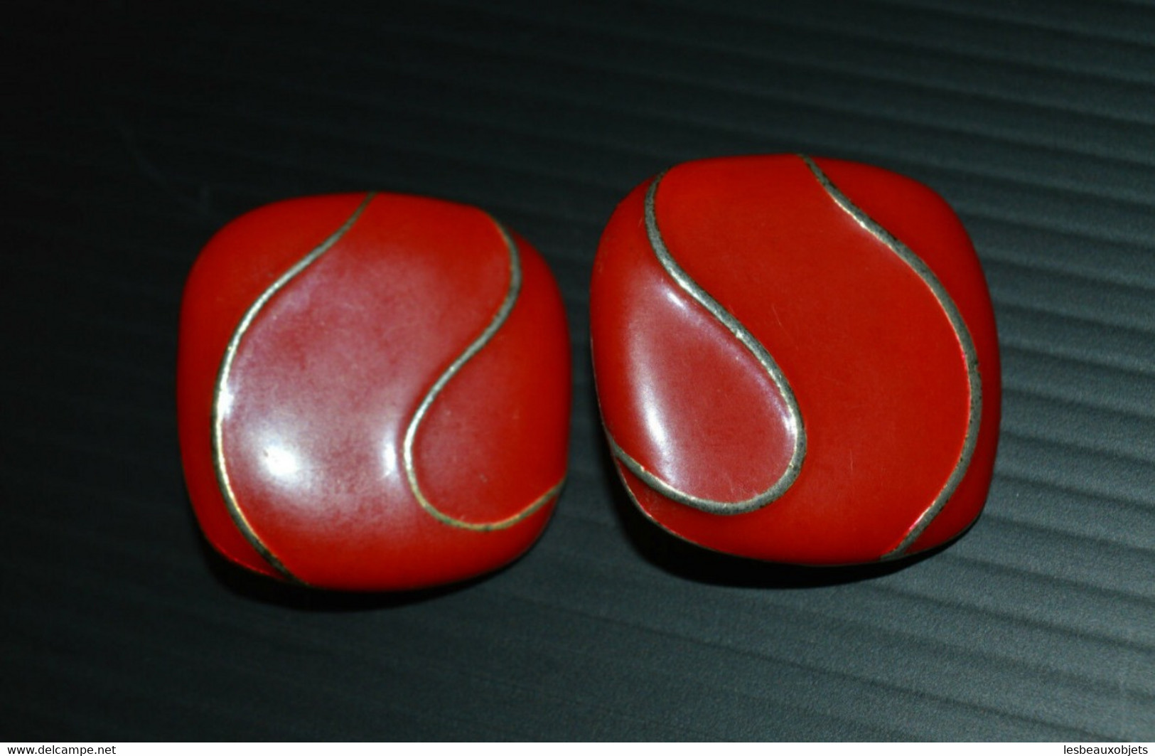 JOLIE PAIRE De BOUCLES D'OREILLES émaillées ROUGE Et LAITON Réf. 19024061111-13 - Boucles D'oreilles