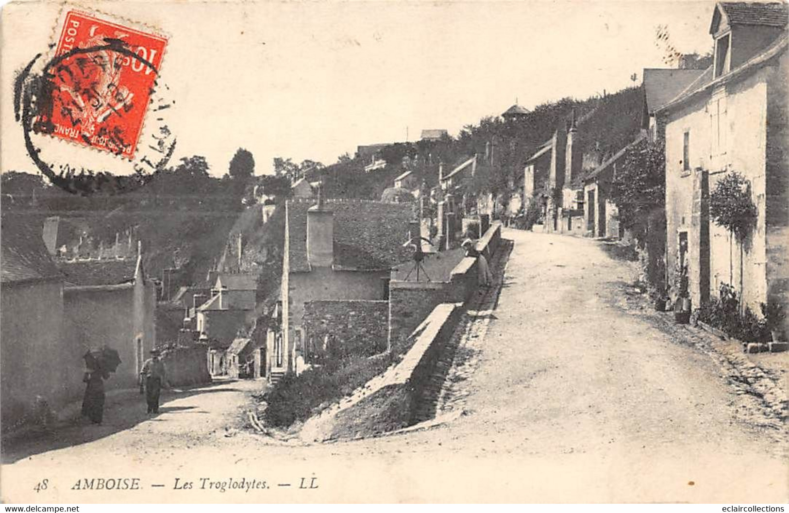 Amboise         37      Une Rue Et Les Troglodytes        (voir Scan) - Amboise