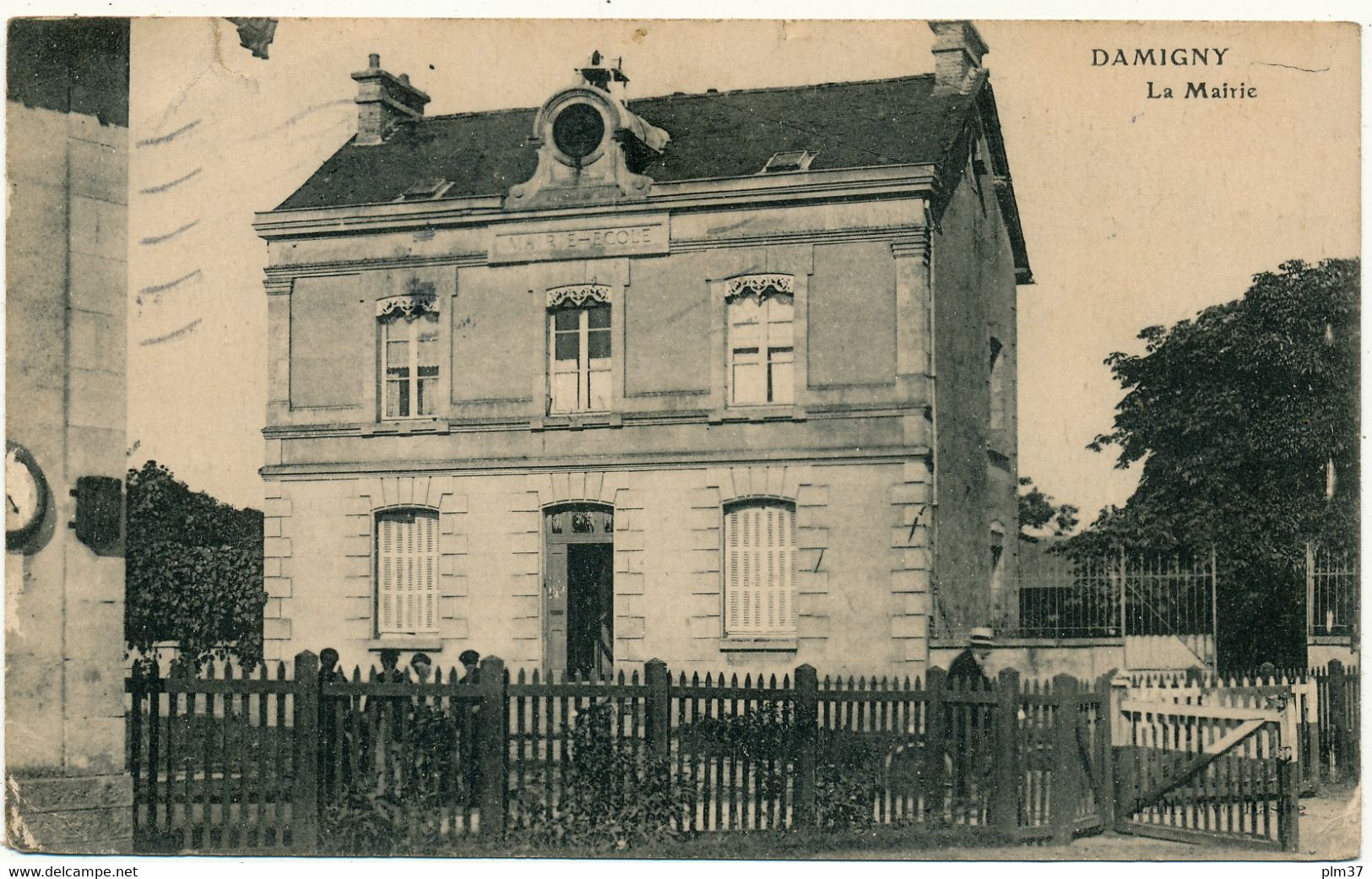 DAMIGNY - La Mairie - Petite Fente 1cm Bord Supérieur - Damigny