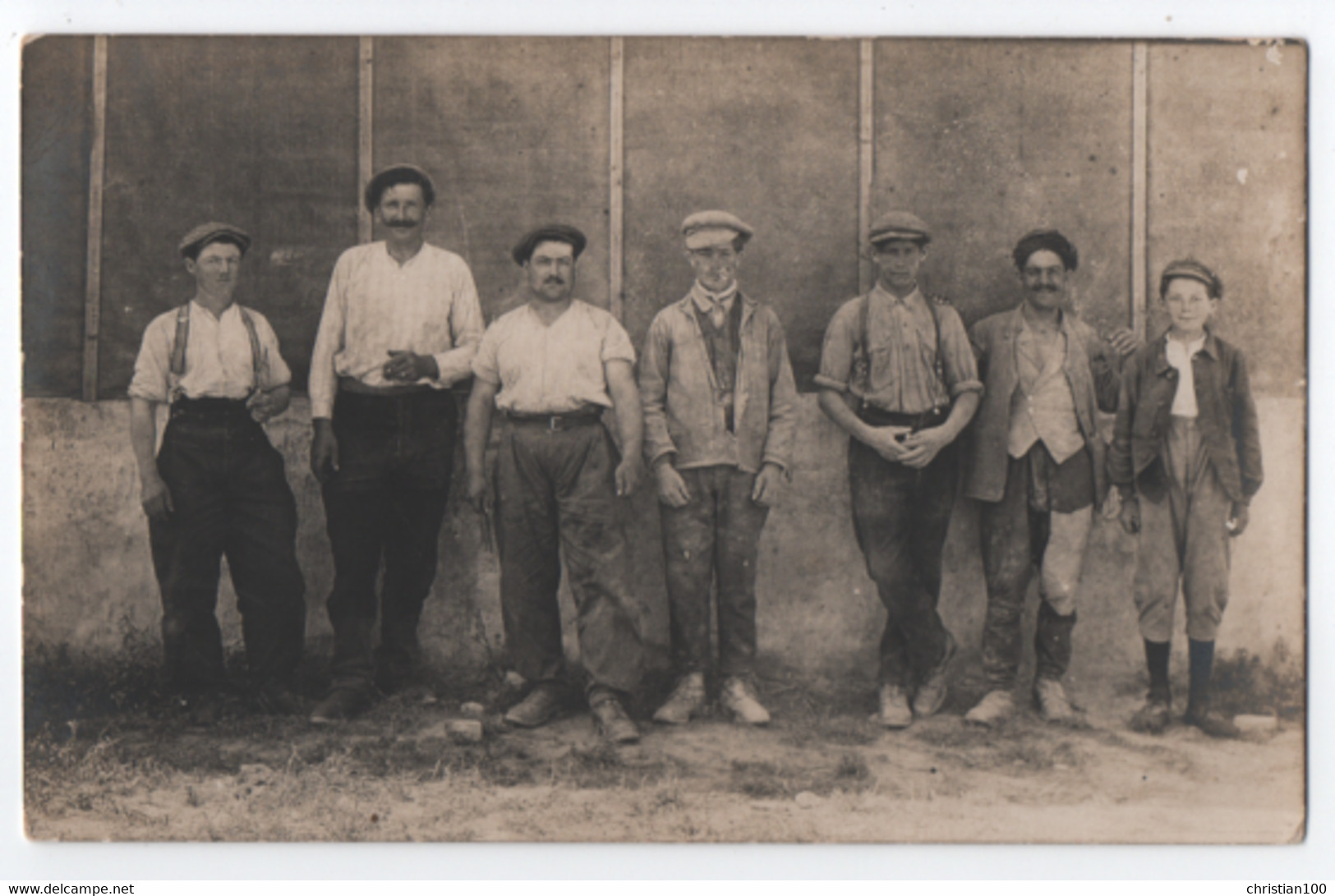 CARTE PHOTO : GROUPE D' OUVRIERS ET MANOEUVRES DEVANT UN ATELIER - TRAVAILLEURS MANUELS - APPRENTI - 2 SCANS - - A Identifier