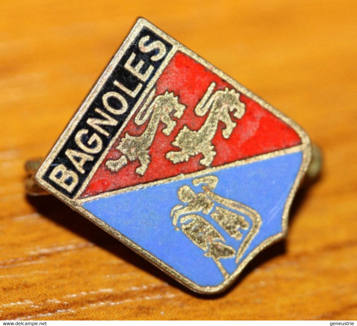 Broche émaillée Années 20/30 émail Grand Feu " Bagnoles-de-l'Orne " Normandie - Augis à Lyon - Broches