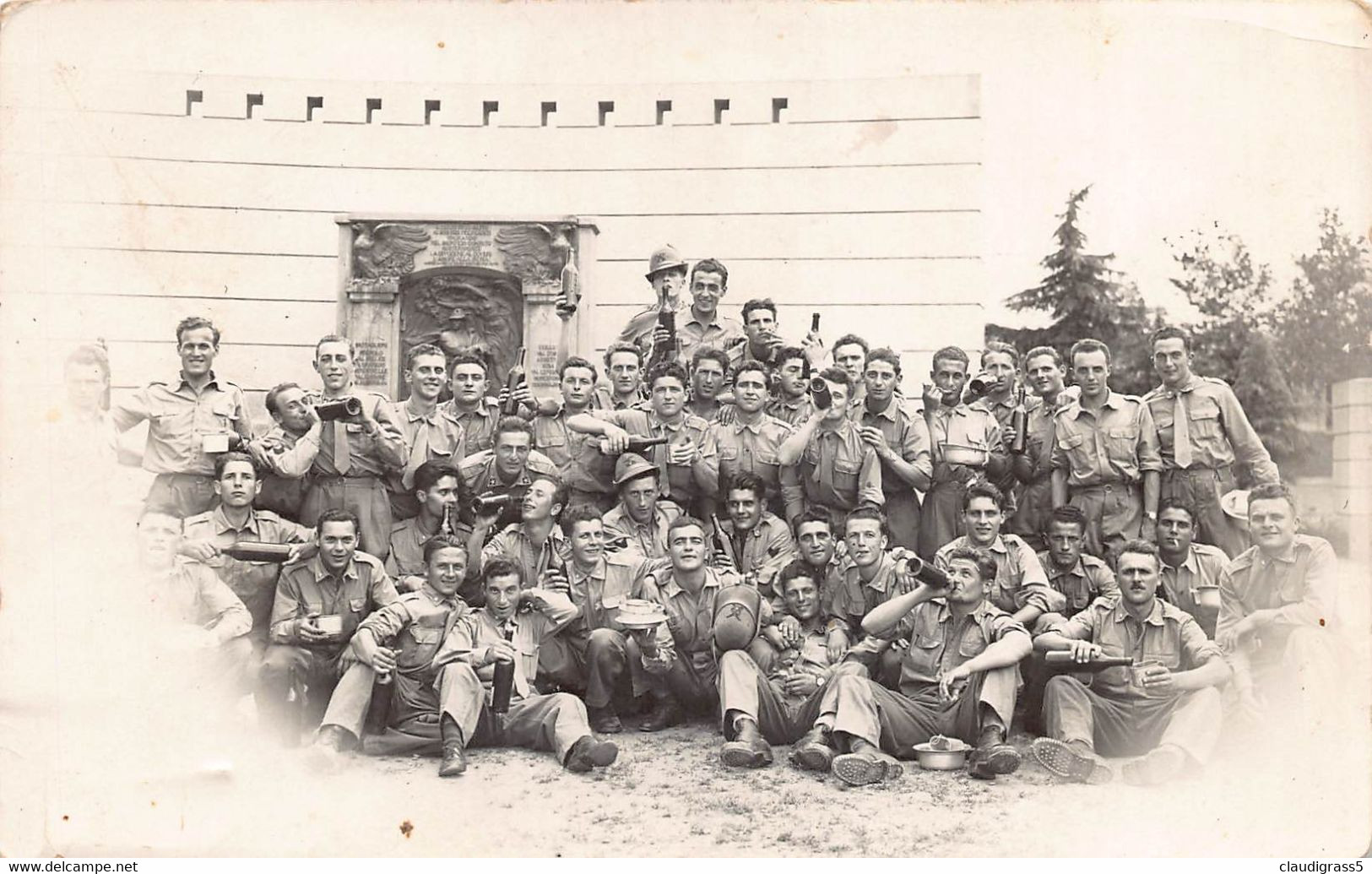 2317" FOTO-ALPINI CONGEDANTI A PINEROLO SOTTO MONUMENTO CADUTI II REG ALPINI  MISURE (8.50X 14.00) - Guerra, Militari