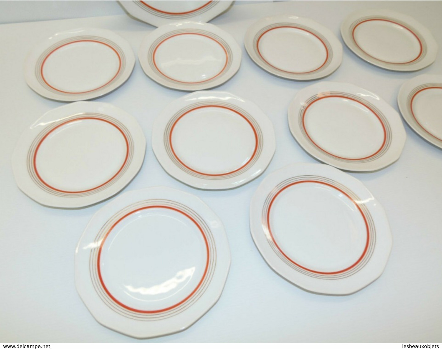 JOLI SERVICE A GATEAU PLAT et 10 ASSIETTES Porcelaine Blanche liserets Orange déco Table COLLECTION  VITRINE