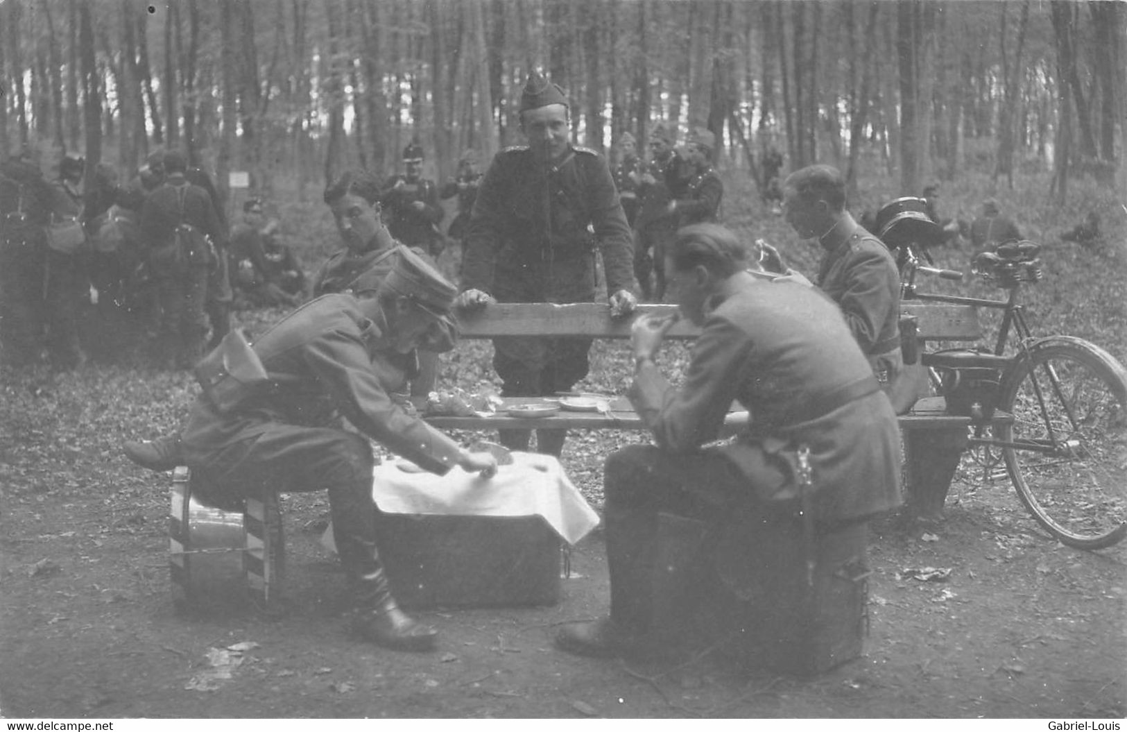 Carte-Photo Militaria - Soldats - Armée Suisse - Schweizer Armee - Discussion - Repas - Basel 1918 - Bâle