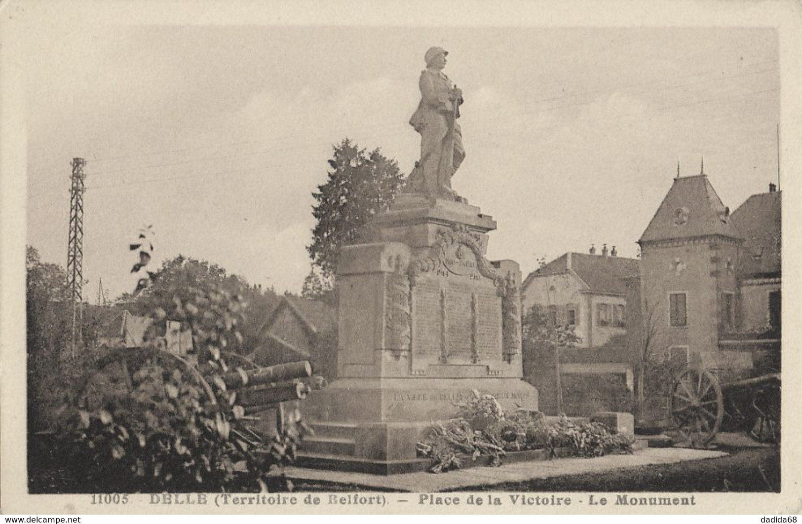 CPA - DELLE (TERRITOIRE DE BELFORT) - PLACE DE LA VICTOIRE - MONUMENT - Delle