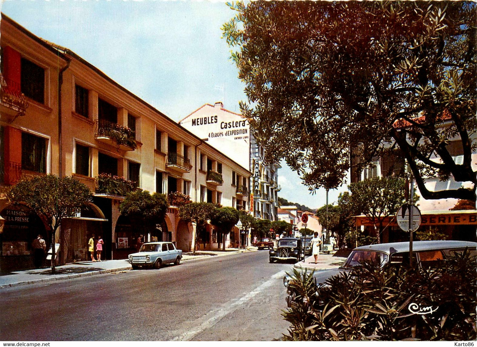 St Laurent Du Var * Avenue Générale Leclerc * Automobiles Anciennes * CITROEN Traction - Saint-Laurent-du-Var