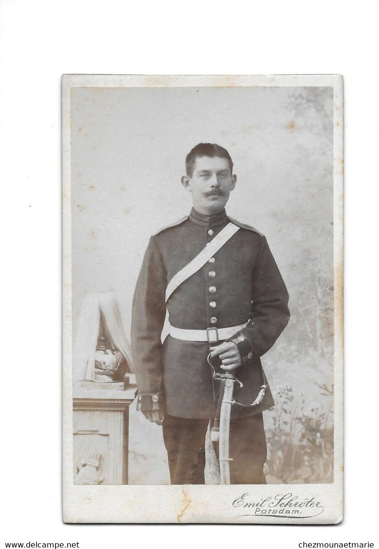 POTSDAM - SOLDAT MILITAIRE AVEC CASQUE - CDV PHOTO EMIL SCHROTER - Guerre, Militaire