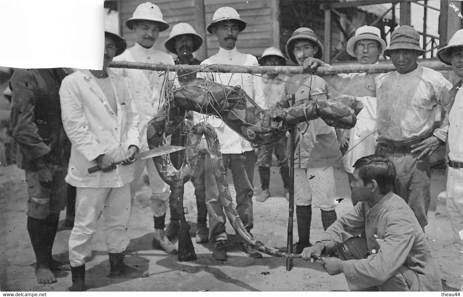 ¤¤   -  Carte-Photo De Chasseurs De Serpent Au VIET-NAM En 1933   -  SAÏGON   -   Carte Coupée Voir Le Scan    -   ¤¤ - Chasse