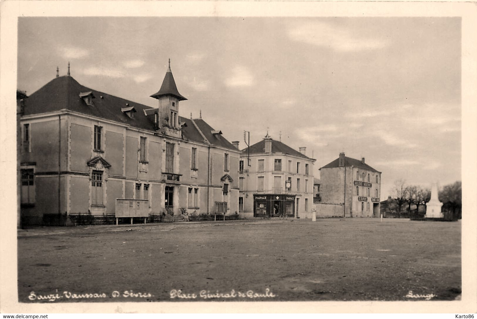 Sauzé Vaussais * Carte Photo * La Place Générale De Gaule * La Mairie * Pharmacie - Sauze Vaussais