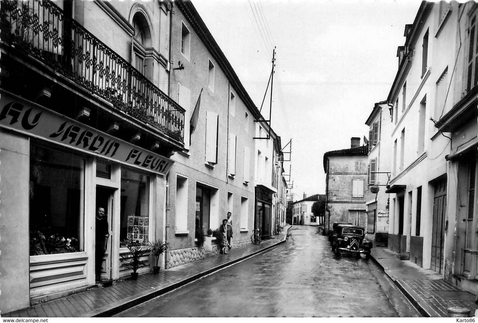 Matha * La Rue D'aulnay * Commerce Magasin " Au Jardin Fleuri " * Automobile Voiture Ancienne Citroën - Matha