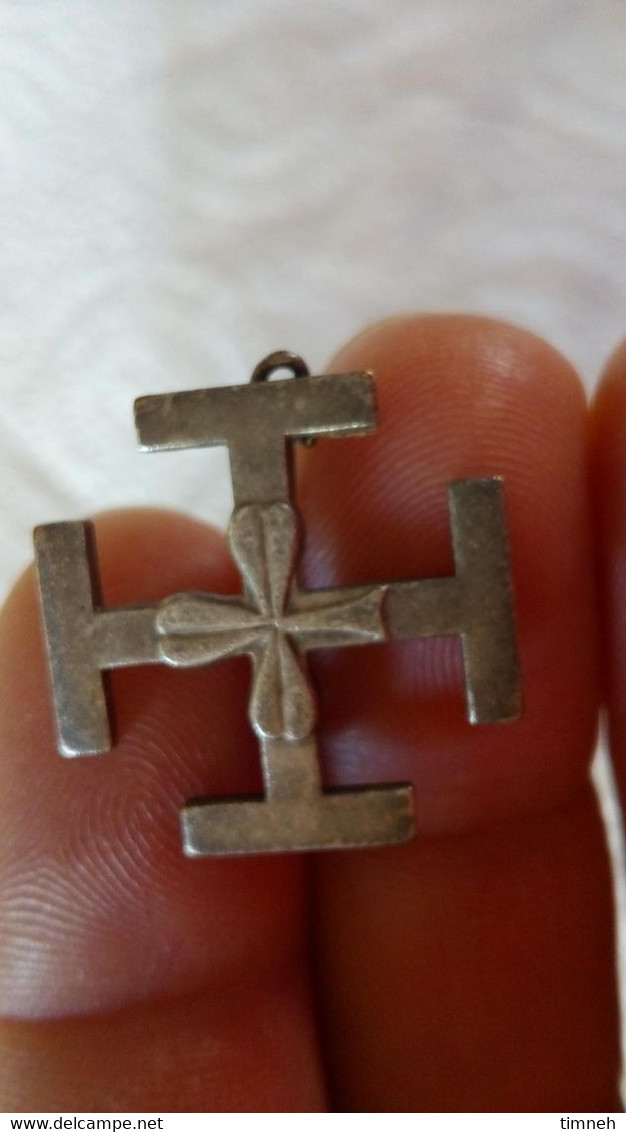 BROCHE - CROIX De "JERUSALEM" De SCOUT Trèfle - Mlétal - DECAT PARIS - 2cmx2cm - Au Nom De LINNE - Godsdienst & Esoterisme