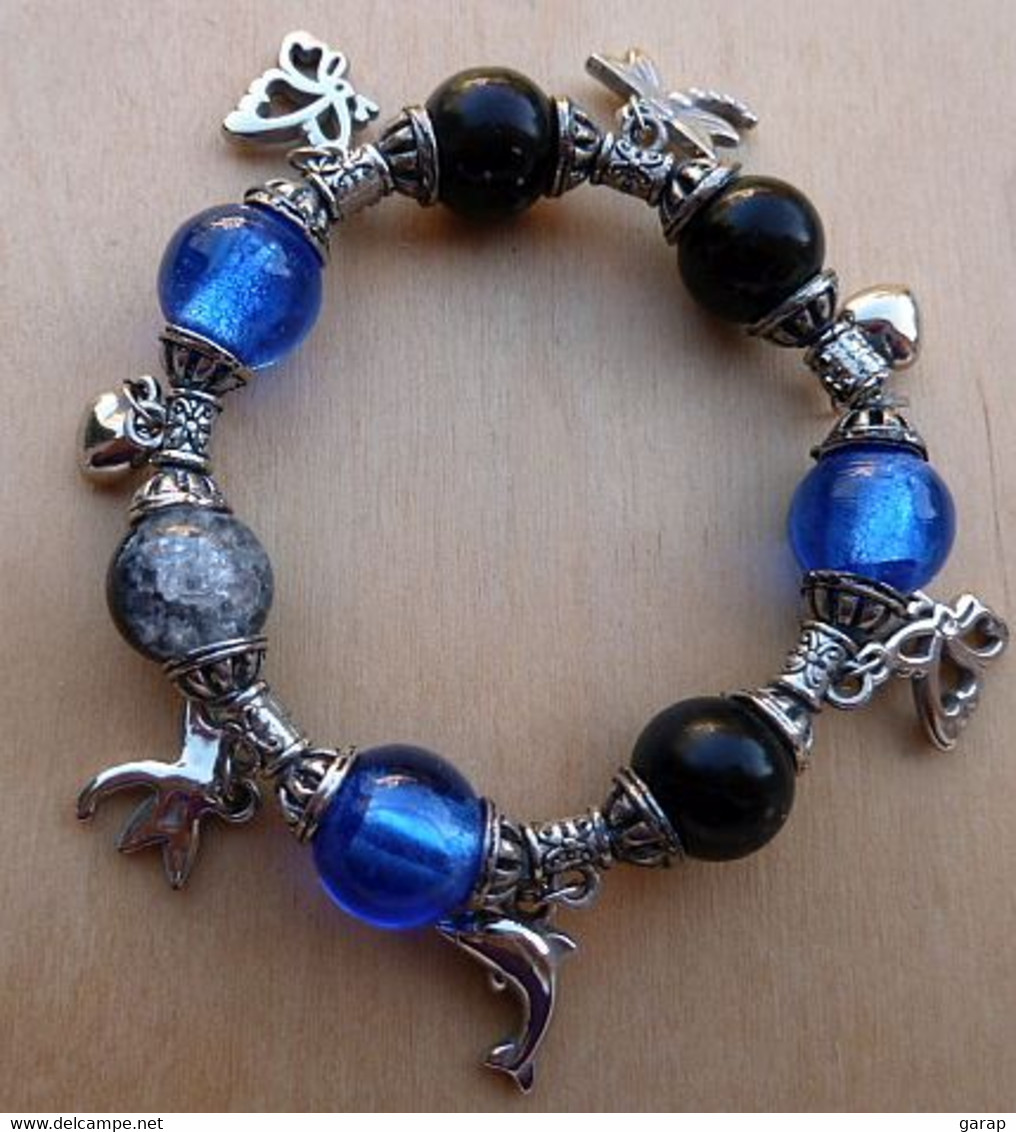 Bra-013 Superbe Bracelet à Décor De Breloques Décoratives Métal Gris Et De Perles Bleues - Autres & Non Classés