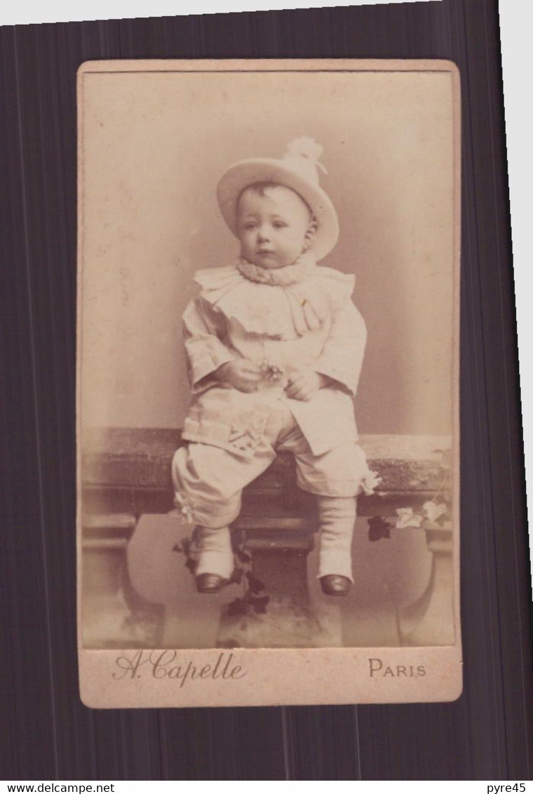 Photo Sur Carton ( 10.5 X 6.5 Cm ) " Enfant, Collerette Et Chapeau Blanc, Une Fleur à La Main" Photographe Capelle Paris - Anciennes (Av. 1900)
