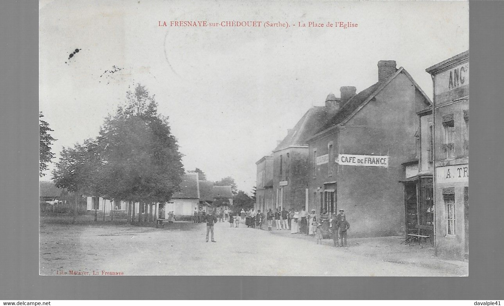 72    LA FRESNAYE SUR CHEDOUET   LA PLACE DE L'EGLISE  CAFE DE FRANCE   ANIMEE     BON ETAT  2 SCANS - La Fresnaye Sur Chédouet