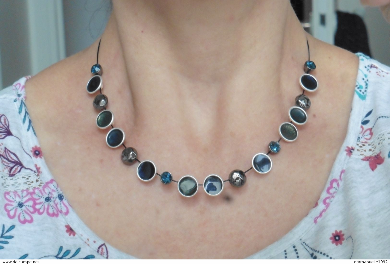 Neuf - Collier Créateur Perles En émail Et Cristaux Bleu Gris Sur Fil Cablé - Colliers/Chaînes