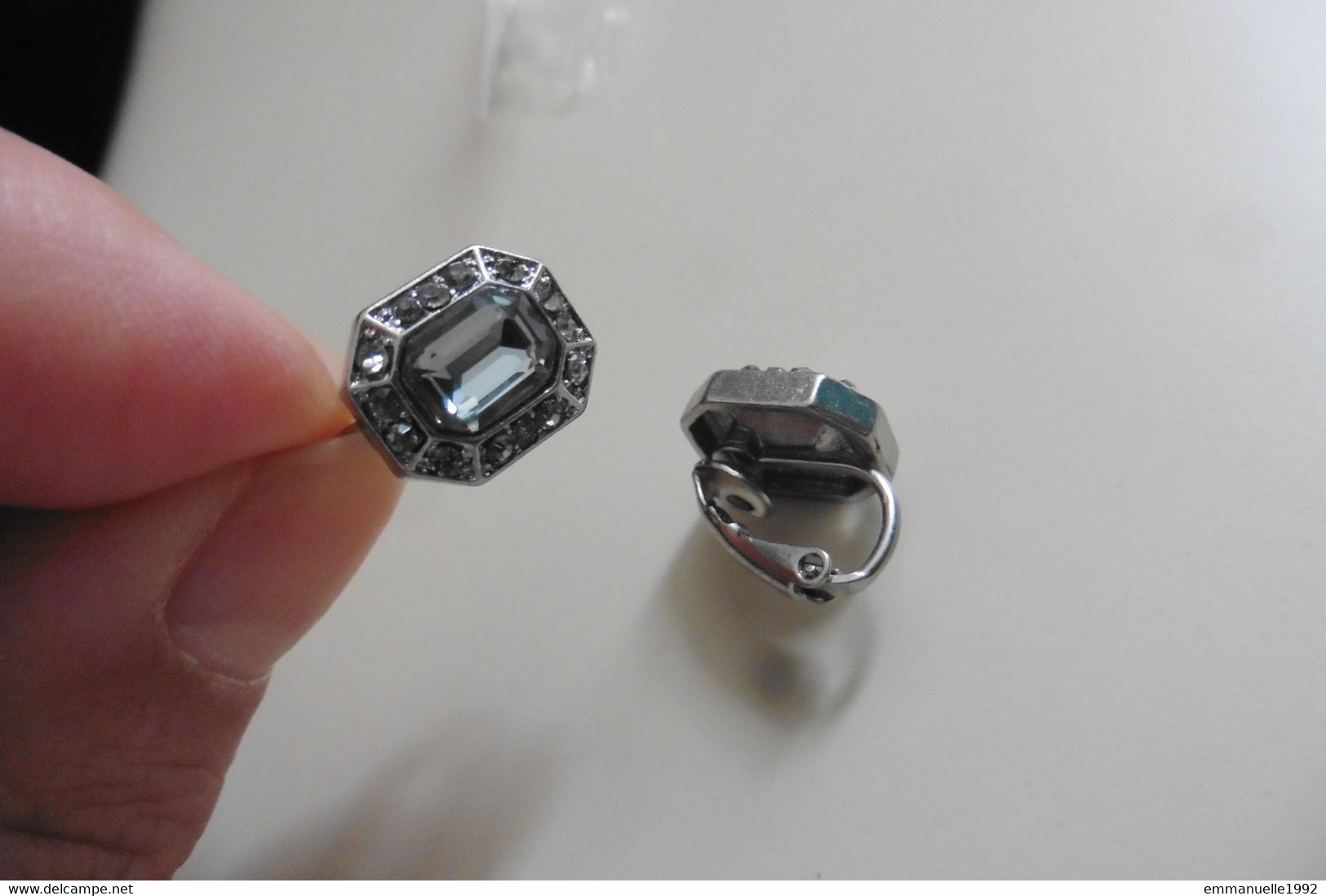 Neuf - Boucles d'oreilles clips lobes métal argenté cristaux strass transparent gris