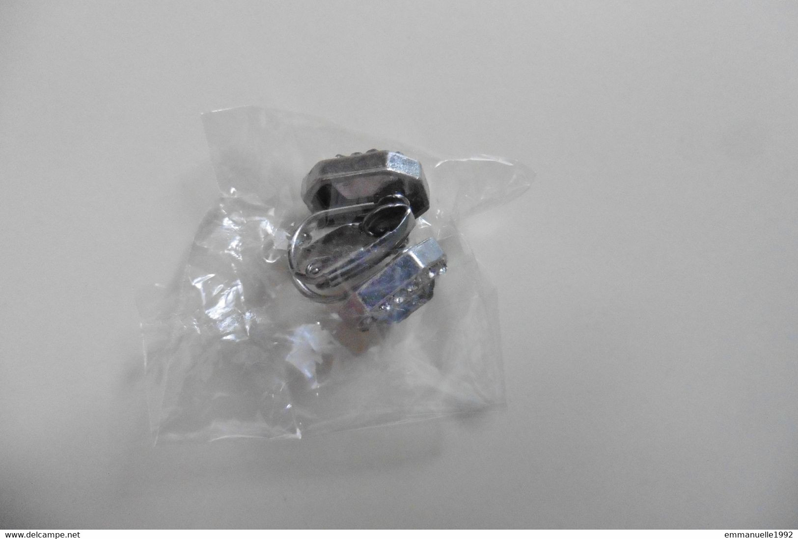 Neuf - Boucles d'oreilles clips lobes métal argenté cristaux strass transparent gris