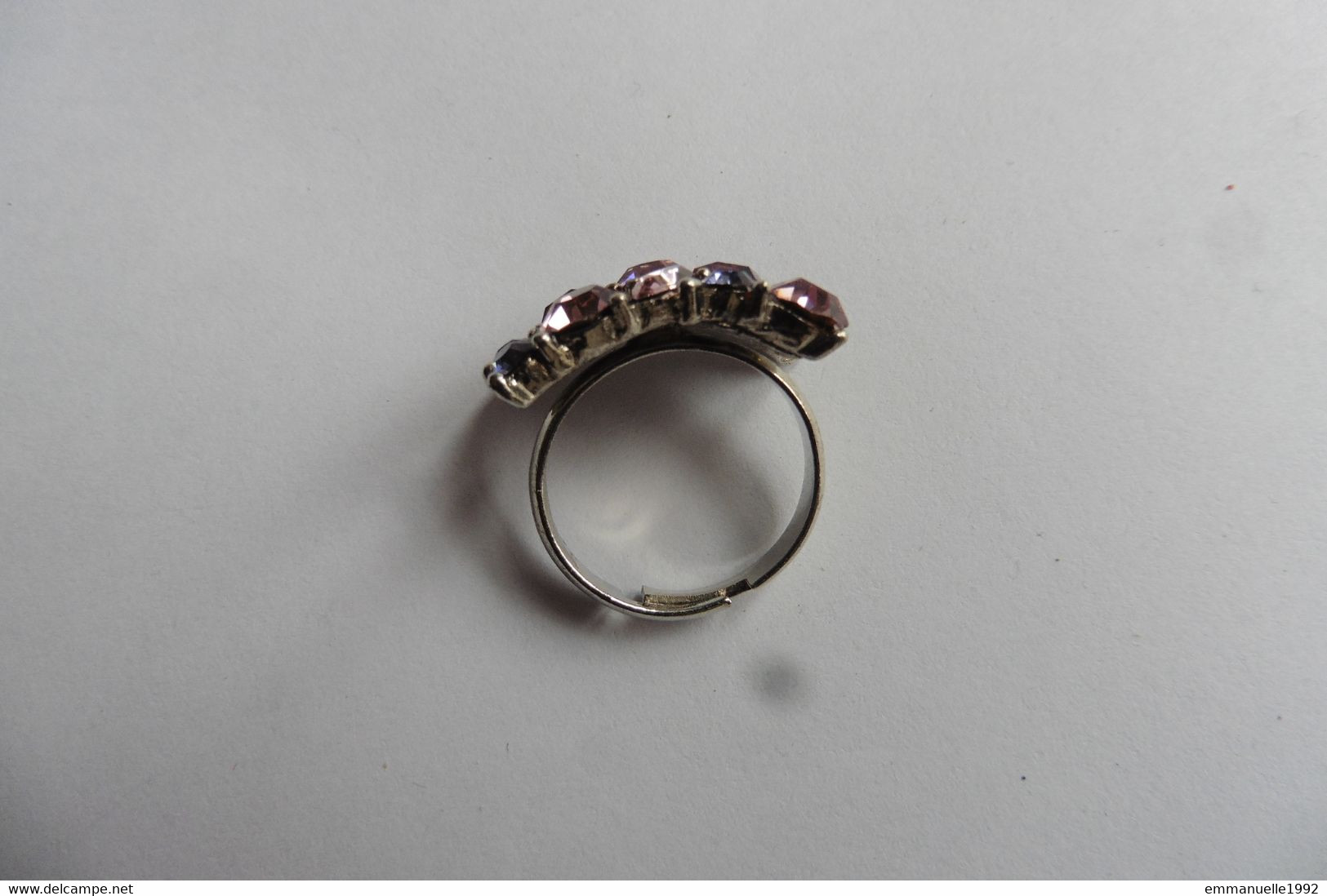 Bague réglable en métal argenté et cristaux strass rose mauve violet prune