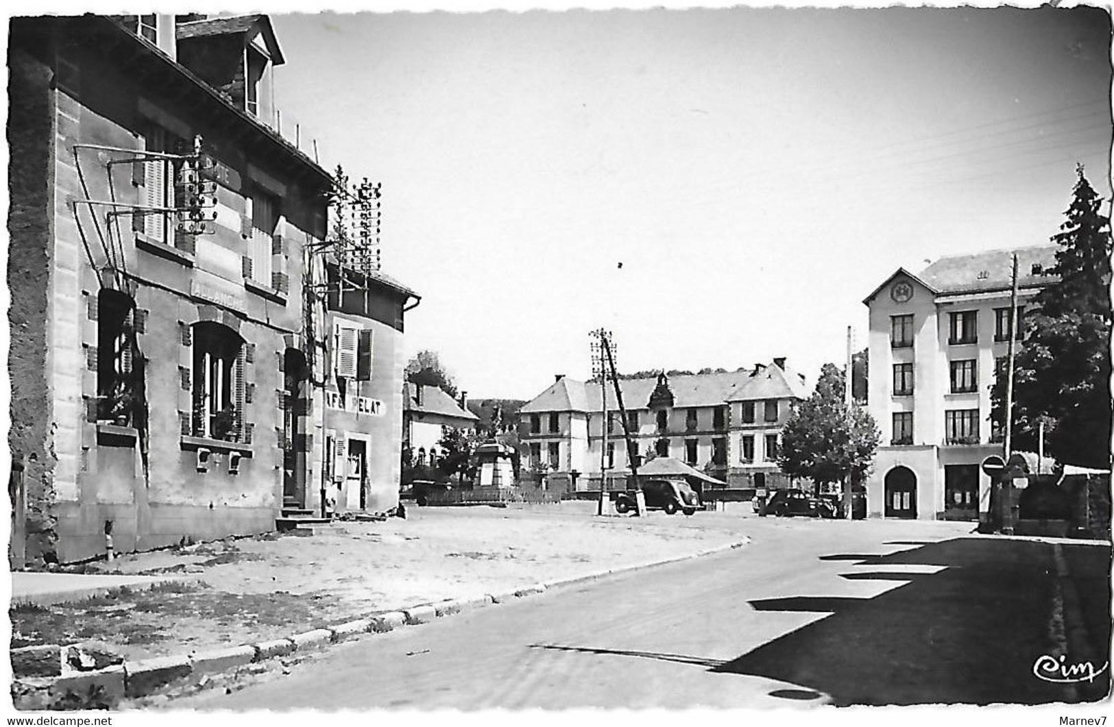 15 Cantal - ALLANCHE - CPSM - La Poste - Les Ecoles - L' Hôtel MODERNE - - Allanche