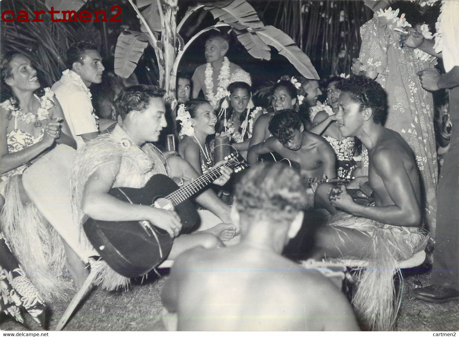 PHOTOGRAPHIE ANCIENNE : TAHITI POLYNESIE FRANCAISE DANSEUSES VAHINE ETHNOLOGIE DANSE ETHNIC OCEANIE GUITARE - Polynésie Française