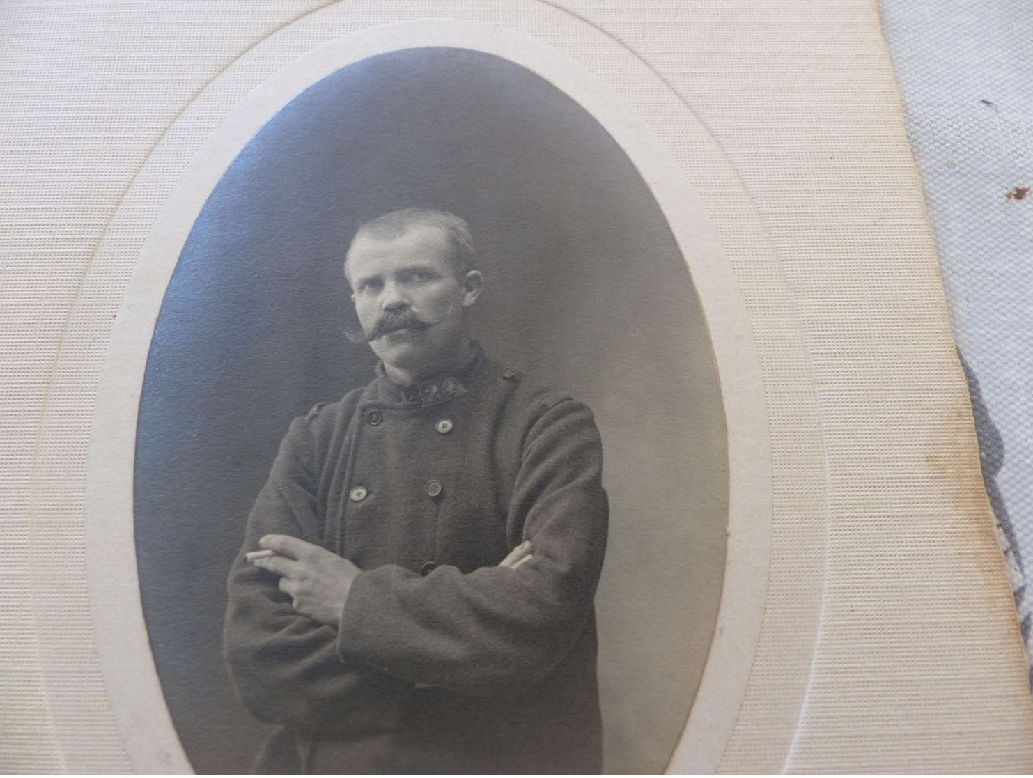 MP-44  , Photo Sur Carton, Soldat Du 24e Régiment, Photo A.Sereni, Bordeaux - Guerra, Militari