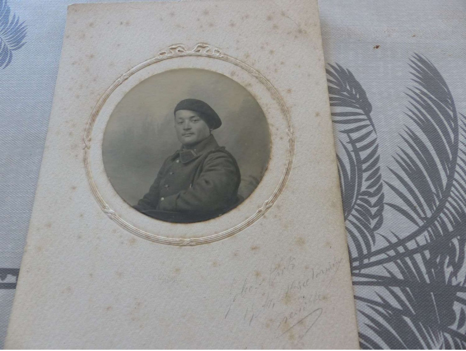 MP-46  , Photo Sur Carton, Soldat Avec Un Beret, Chasseur Alpins ??? - Guerre, Militaire