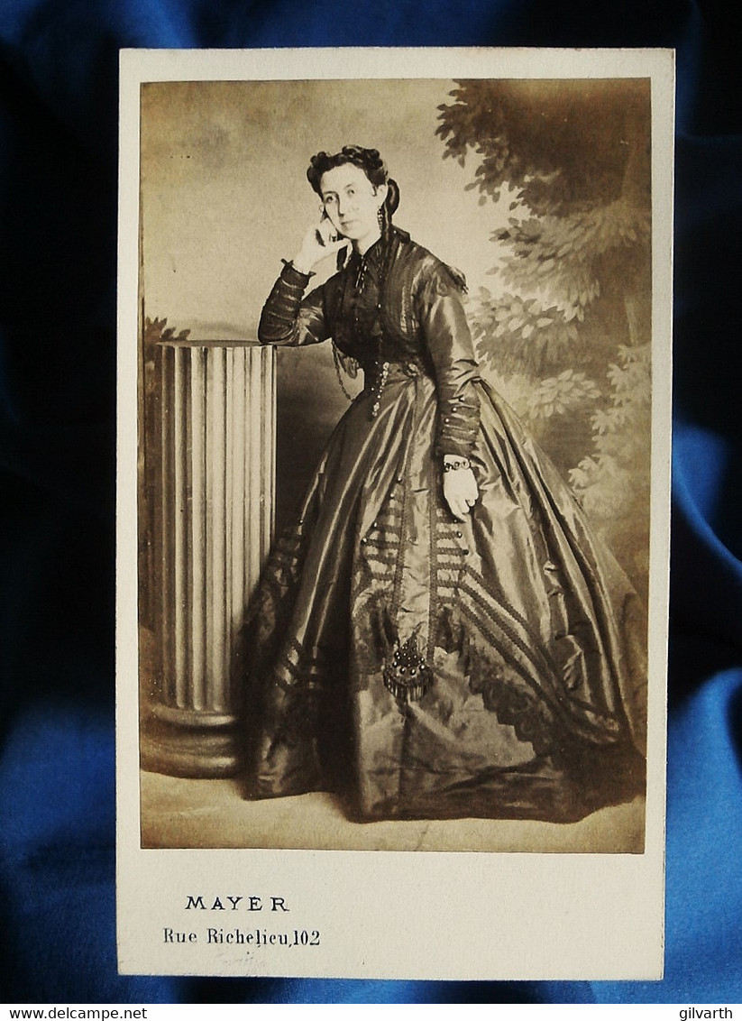 Photo CDV Mayer à Paris -  Femme En Pied Pose Pensive, Robe à Crinoline, Second Empire Ca 1860-65 L562 - Anciennes (Av. 1900)