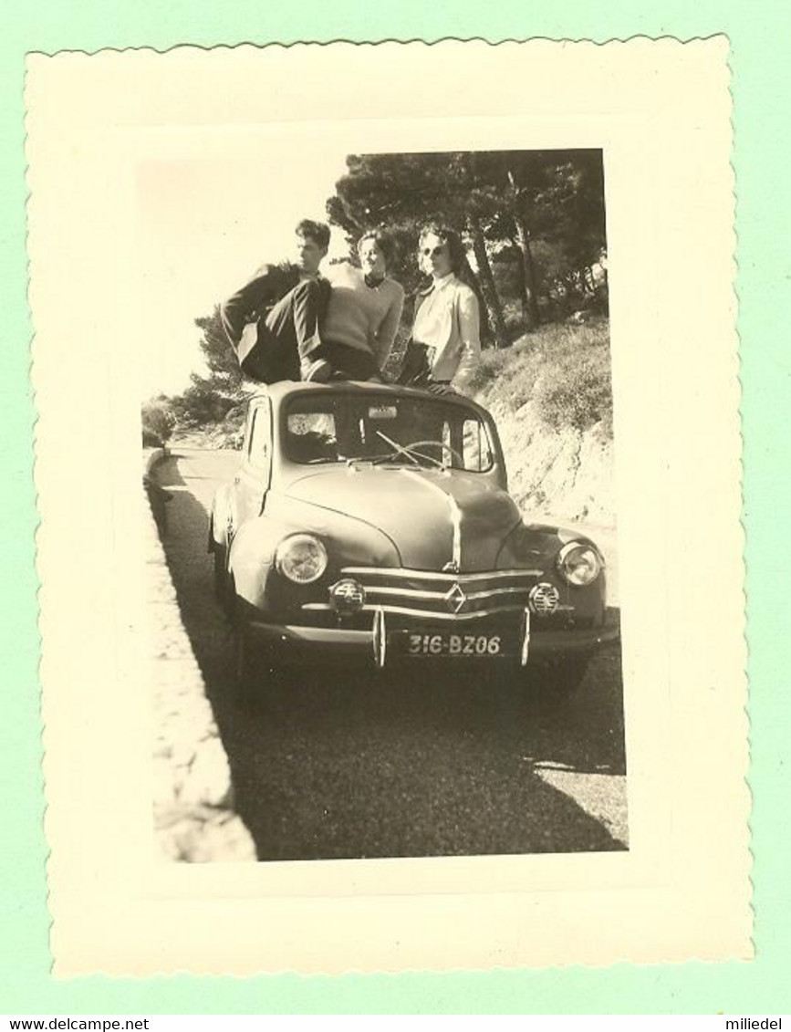 Y056 - Photo Prise En 1960 - Renault 4 CV Avec 3 Personnes - Voiture Louée Pour Faire La Grande Corniche à Nice - Automobili
