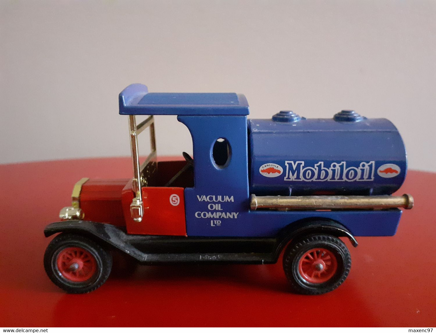 Y12 1912 FORD MODEL T VACUUM OIL COMPANY LTD  MATCHBOX MODEL OF YESTERYEAR - Matchbox