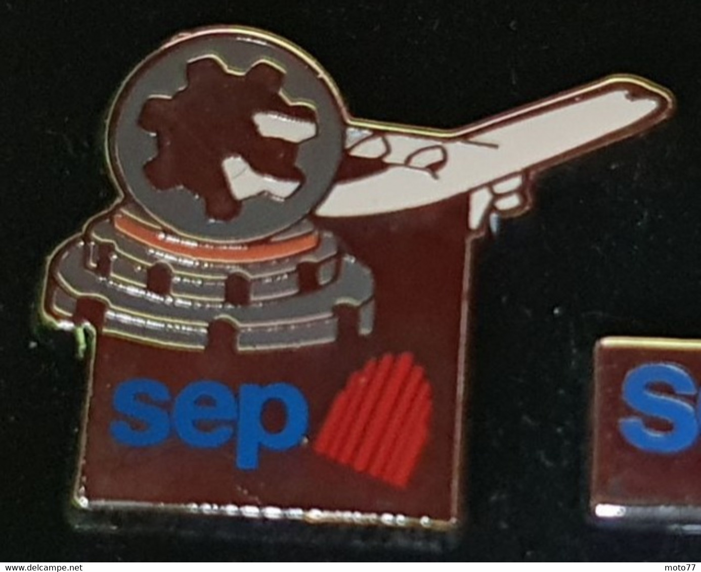 Lot 17 PIN'S dans coffret - Ariane Espace - SEP - fusée - Centre spatial Evry, Kourou, Vernon, Le Bourget - 1980/90