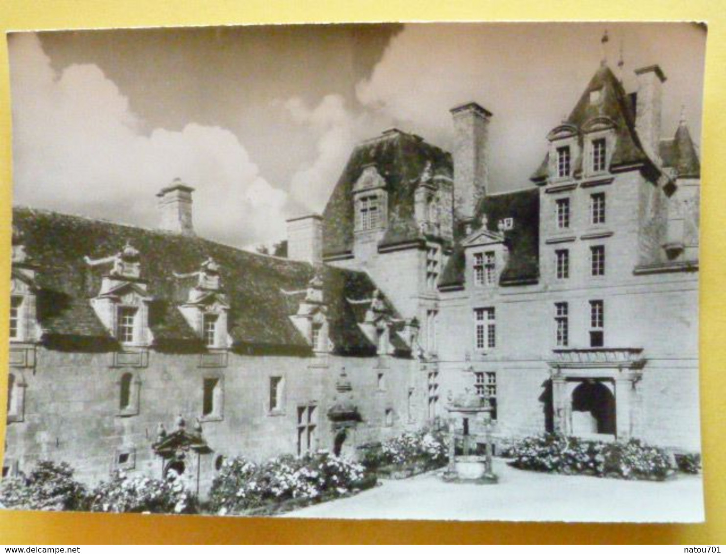 V11-29--finistere-saint Vougay-- Le Chateau De Kerjean--la Cour--puits - Saint-Vougay