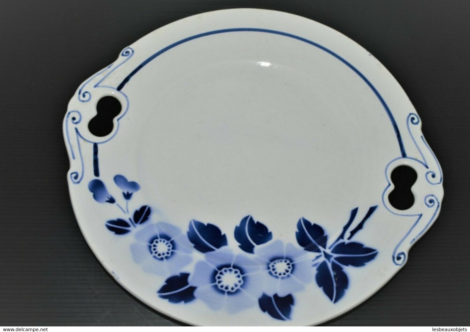 PLAT A GATEAUX PLAT A TARTE CERAMIQUE MOULIN DES LOUPS ORCHIES FLEURS BLEUES XXe collection déco vitrine