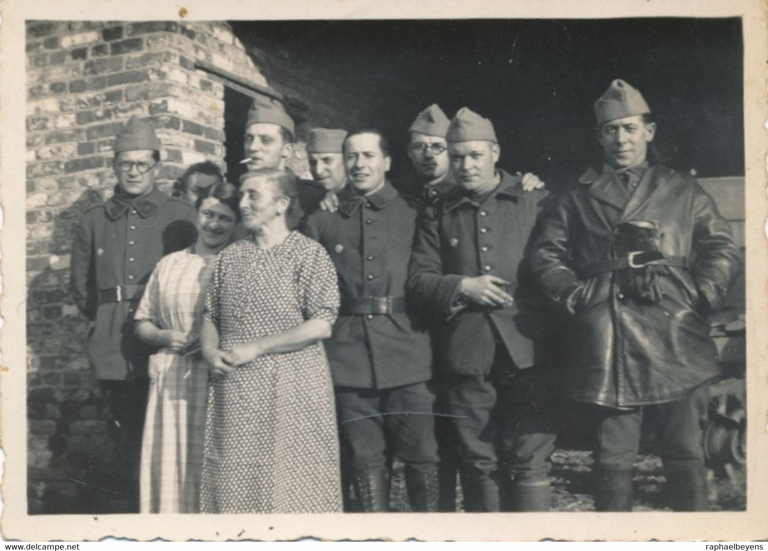 Snapshot Militaires Femmes Civiles Soldat Avec Veste Cuir Régiment à Déterminer - Guerre, Militaire