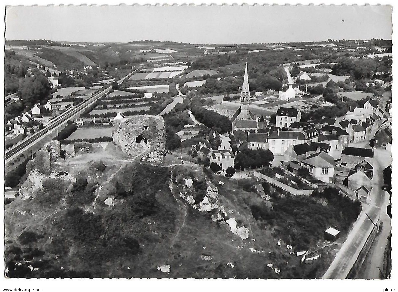 LA ROCHE MAURICE - Vieux Château Du Rod  Morvan Et Le Bourg - La Roche-Maurice