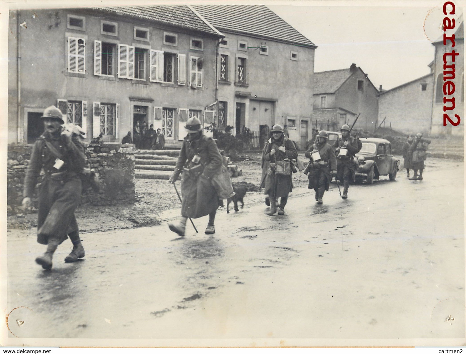 PHOTOGRAPHIE ANCIENNE : PASSAGE DE POILUS DANS UN VILLAGE EN CHAMPAGNE ARDENNES AUTOMOBILE GUERRE WAR MILITARIA - Guerra, Militares